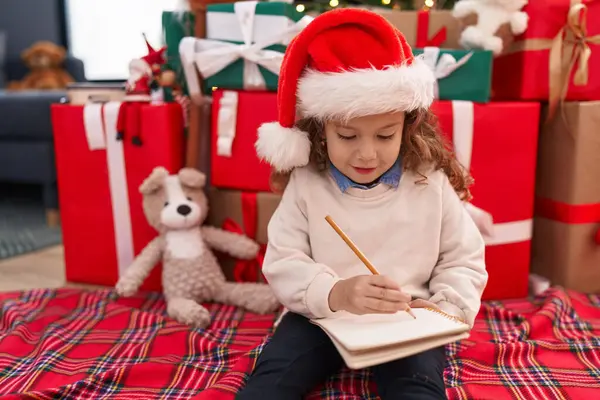 Urocza Blondynka Maluch Pisząc List Świętego Mikołaja Siedzi Podłodze Przez — Zdjęcie stockowe