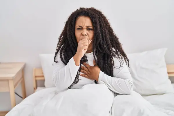 アフリカ系アメリカ人の女性はベッドで咳をする — ストック写真