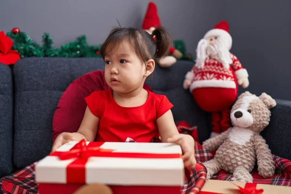 Adorable Chica China Sosteniendo Regalo Sentado Sofá Por Decoración Navidad — Foto de Stock