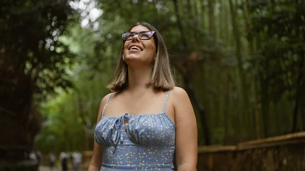 Красивая Латиноамериканка Очках Уверенно Улыбающаяся Стоя Среди Пышного Бамбукового Леса — стоковое фото