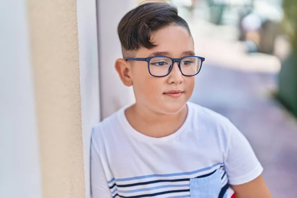Sevimli Spanyol Çocuk Gülümsüyor Kendinden Emin Bir Şekilde Caddeye Bakıyor — Stok fotoğraf