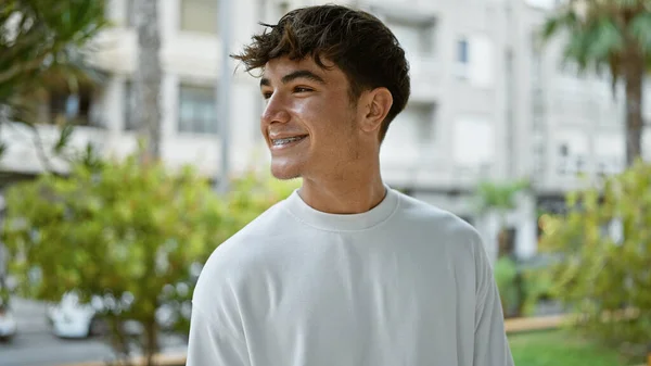 Fröhlicher Junger Hispanischer Teenager Strahlt Zuversicht Aus Lächelt Fröhlich Und — Stockfoto