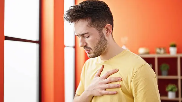 Genç Spanyol Adam Evde Kalp Ağrısı Çekiyor — Stok fotoğraf