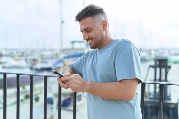 Young Hispanic Man Smiling Confident Using Smartphone Seaside — Stock Photo, Image