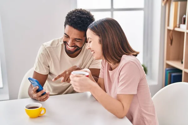 Man Woman Couple Sitting Table Drinking Coffee Using Smartphone Home — Foto de Stock