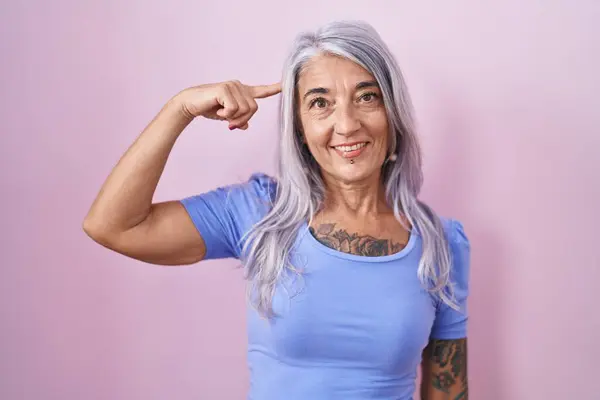 Middle Age Woman Tattoos Standing Pink Background Smiling Pointing Head — Stock Photo, Image