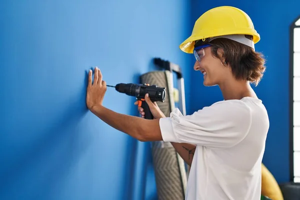 Young Beautiful Hispanic Woman Smiling Confident Drilling Wall New Home — Fotografia de Stock