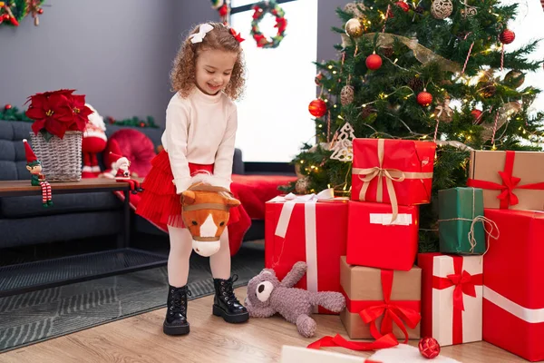 집에서 크리스마스 트리에 장난감으로 스러운 — 스톡 사진
