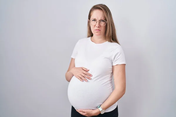 Jonge Zwangere Vrouw Verwacht Een Baby Raakt Zwangere Buik Sceptisch — Stockfoto