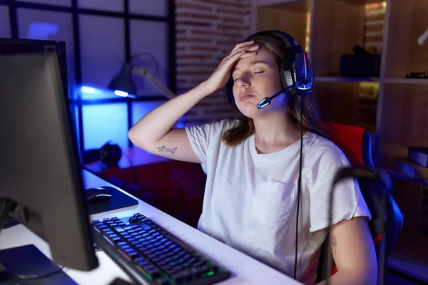 Jovem Caucasiano Mulher Streamer Estressado Usando Computador Sala Jogos — Fotografia de Stock
