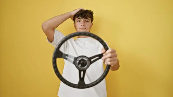 Mladý Hispánský Teenager Vážný Ale Rozrušený Nováček Řidič Bojující Volantem — Stock fotografie