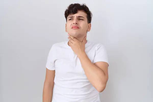 Mladý Nebinární Muž Běžné Bílé Tričko Dotýkající Bolestivého Krku Bolestí — Stock fotografie