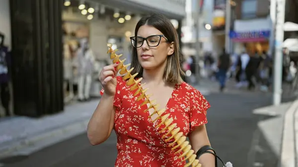Mooie Latijns Amerikaanse Vrouw Vreugdevol Eten Knapperige Heerlijke Chips Een — Stockfoto