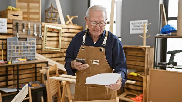 Uomo Anziano Falegname Utilizzando Smartphone Documento Lettura Alla Falegnameria — Foto Stock