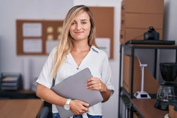 Young Blonde Woman Business Worker Smiling Confident Holding Laptop Office — ストック写真