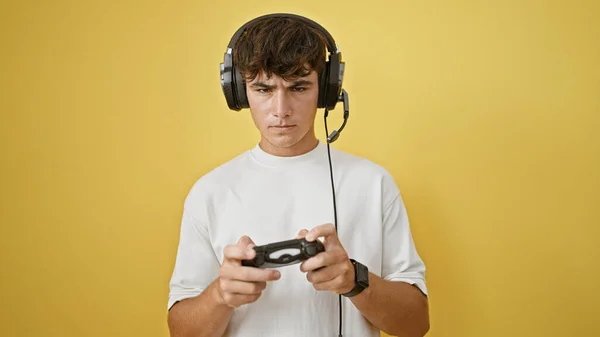 Bir Video Oyununa Dalmış Üzgün Genç Bir Spanyol Sarı Bir — Stok fotoğraf