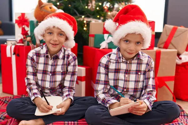 Evdeki Noel Kağıt Üzerinde Kutlayan Sevimli Çocuklar — Stok fotoğraf