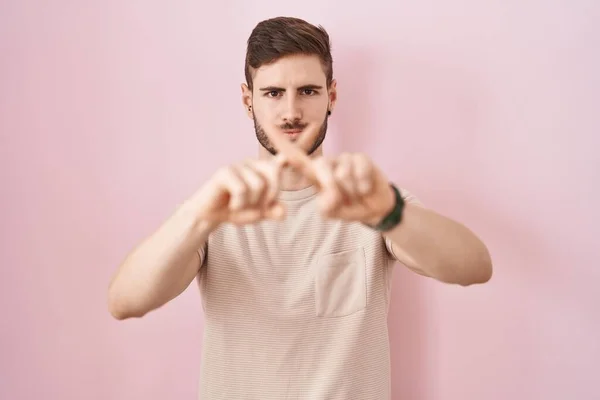 Hispanic Man Beard Standing Pink Background Rejection Expression Crossing Fingers — Stock Photo, Image