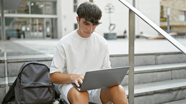 Cooler Junger Hispanischer Teenager Ein Intelligenter Student Der Laptop Online — Stockfoto