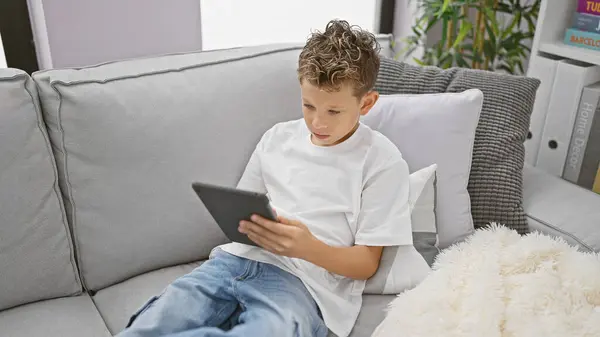 Blonďatý Chlapec Pomocí Touchpad Sedí Pohovce Doma — Stock fotografie