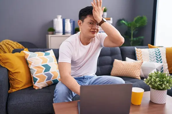 Jovem Asiático Homem Usando Laptop Casa Sentado Sofá Surpreso Com — Fotografia de Stock