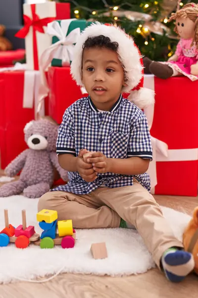 Africký Americký Chlapec Hraje Hračkou Sedí Podlaze Vánoční Dárky Doma — Stock fotografie