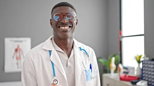 Африканский Американец Доктор Улыбается Уверенно Стоя Клинике — стоковое фото