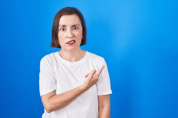 Middle Age Hispanic Woman Standing Blue Background Pointing Aside Worried — ストック写真