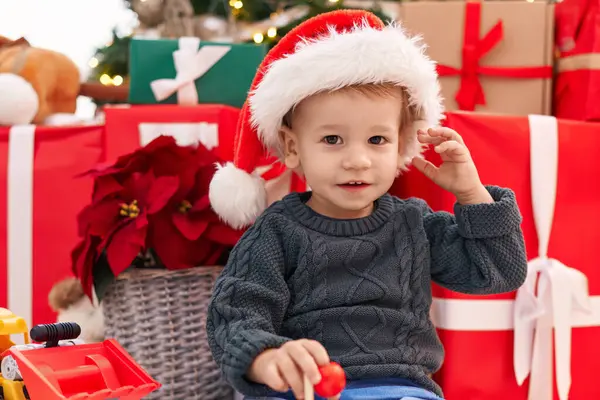 Adorável Criança Loira Sorrindo Confiante Sentado Chão Por Presentes Natal — Fotografia de Stock