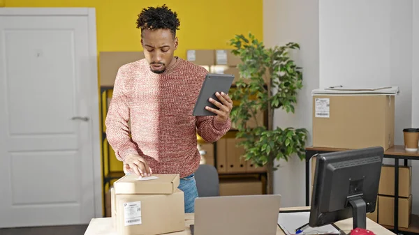African American Man Ecommerce Business Worker Using Touchpad Office — Stock Photo, Image