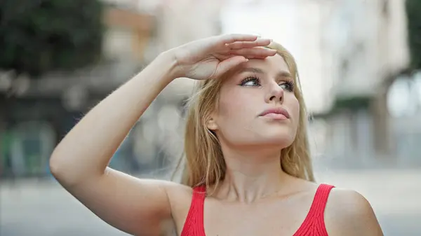 Молодая Блондинка Смотрит Небо Прикрывая Солнце Рукой Улице — стоковое фото
