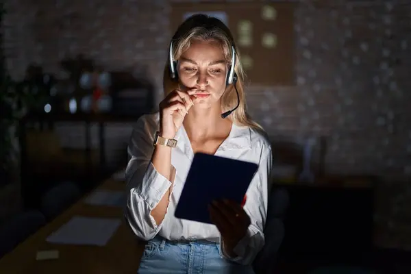Young Blonde Woman Working Office Night Mouth Lips Shut Zip — Stock Photo, Image