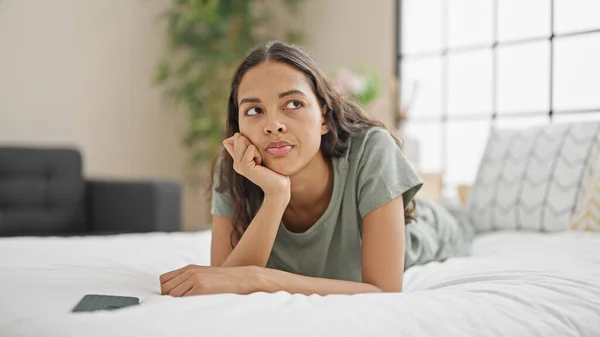 Afrikansk Amerikansk Kvinna Liggande Sängen Tänker Sovrummet — Stockfoto