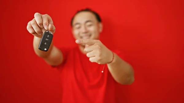 Überglücklicher Junger Chinese Zeigt Aufgeregt Auf Die Schlüssel Seines Neuen — Stockfoto
