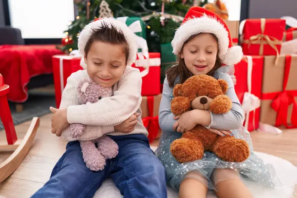 Liebenswerter Junge Und Mädchen Umarmen Teddybär Und Feiern Weihnachten Hause — Stockfoto