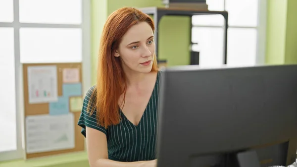 Jung Rotschopf Frau Business Worker Using Computer Büro — Stockfoto