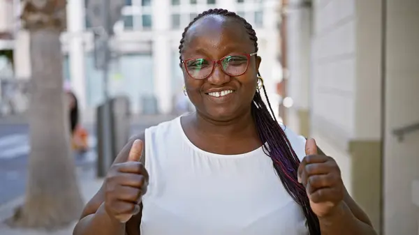 Mujer Afro Americana Alegre Segura Misma Mostrando Letrero Divertido Aprobando —  Fotos de Stock