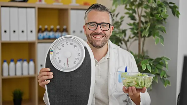 Grey Haired Man Dietician Holding Salad Weighing Machine Clinic — Stock Photo, Image