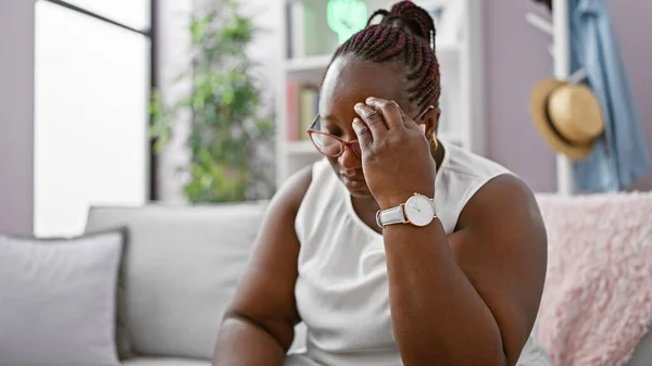 Стрессовая Африканская Американка Сидящая Одна Дома Диване Своей Гостиной Проявляет — стоковое фото