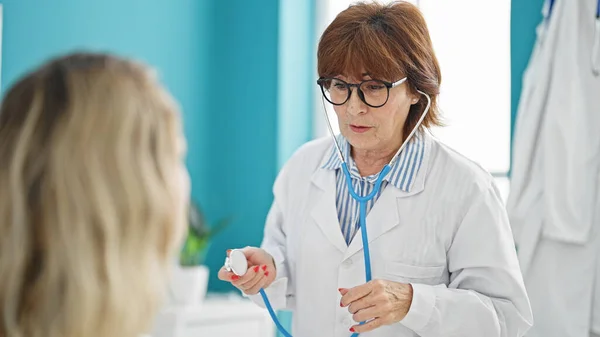 Middle Age Woman Doctor Examining Patient Clinic — Stock Photo, Image