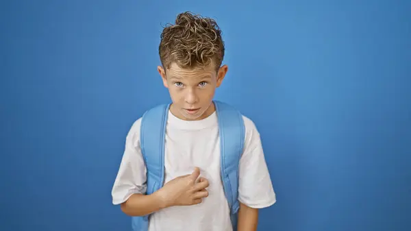 Vážné Blonďatý Chlapec Student Stojící Ukazuje Sebe Izolované Modrém Pozadí — Stock fotografie