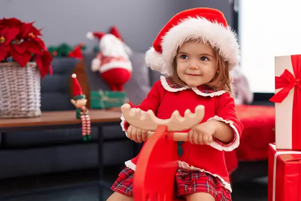 Liebenswertes Blondes Kleinkind Spielt Mit Rentieren Die Hause Weihnachtsbaum Schaukeln — Stockfoto