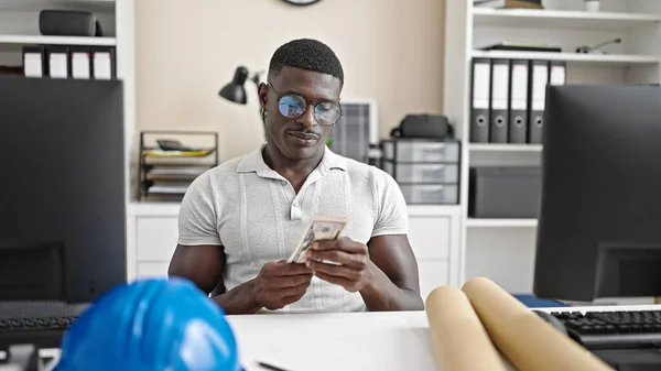 Afroamerikanisch Mann Architekt Zählen Dollars Denken Büro — Stockfoto