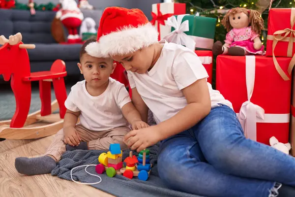 Adorables Chicos Celebrando Navidad Jugando Con Juguete Casa —  Fotos de Stock