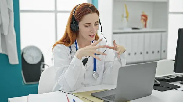 Młoda Ruda Lekarz Robi Wideo Połączenie Laptopem Klinice — Zdjęcie stockowe