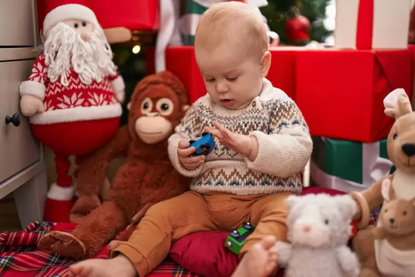크리스마스 바닥에 자동차 장난감을 가지고 스러운 코카서스 — 스톡 사진