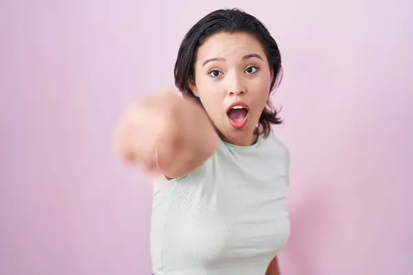 Hispanic Young Woman Standing Pink Background Pointing Finger Surprised Ahead — Stock Photo, Image