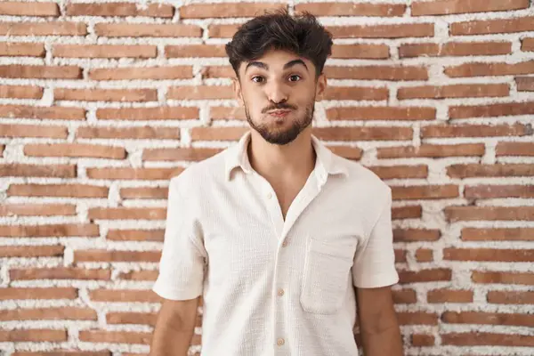 Homem Árabe Com Barba Sobre Tijolos Parede Fundo Soprando Bochechas — Fotografia de Stock