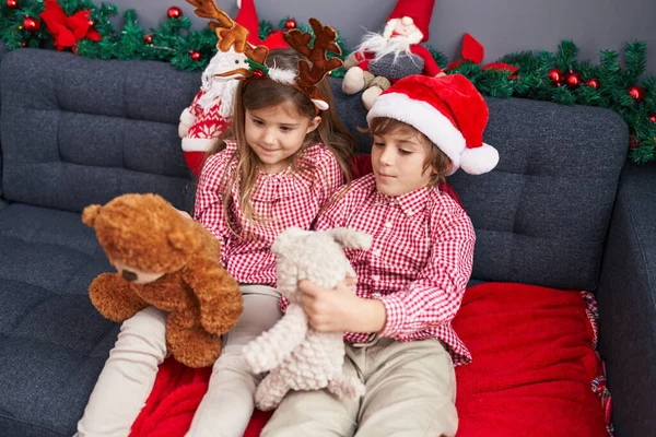 Broer Zus Spelen Met Teddyberen Zittend Bank Met Kerst Decoratie — Stockfoto