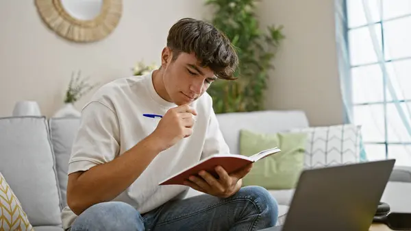 Jovem Adolescente Hispânico Absorvido Estudar Seu Caderno Sentado Confortavelmente Sofá — Fotografia de Stock